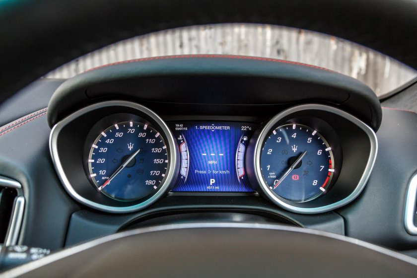 Приборная панель Мазерати гибли