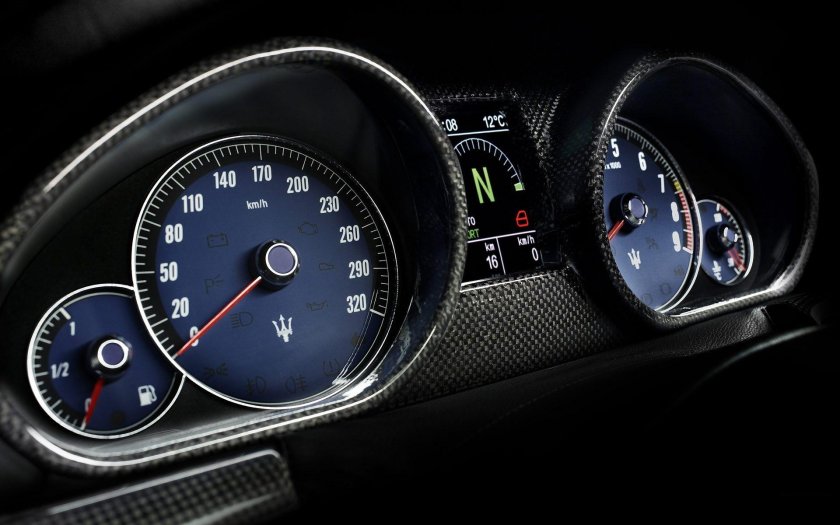 Приборная панель Мазерати Гранд Туризмо