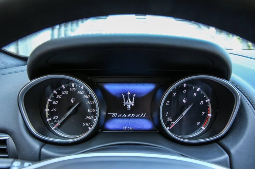 Приборная панель Мазератти