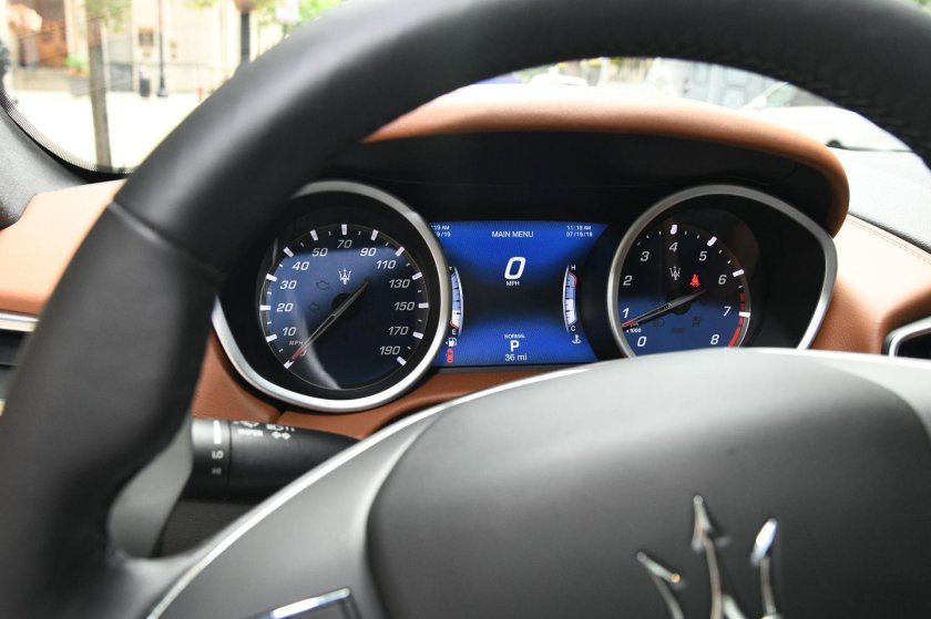 Приборная панель Мазерати гибли