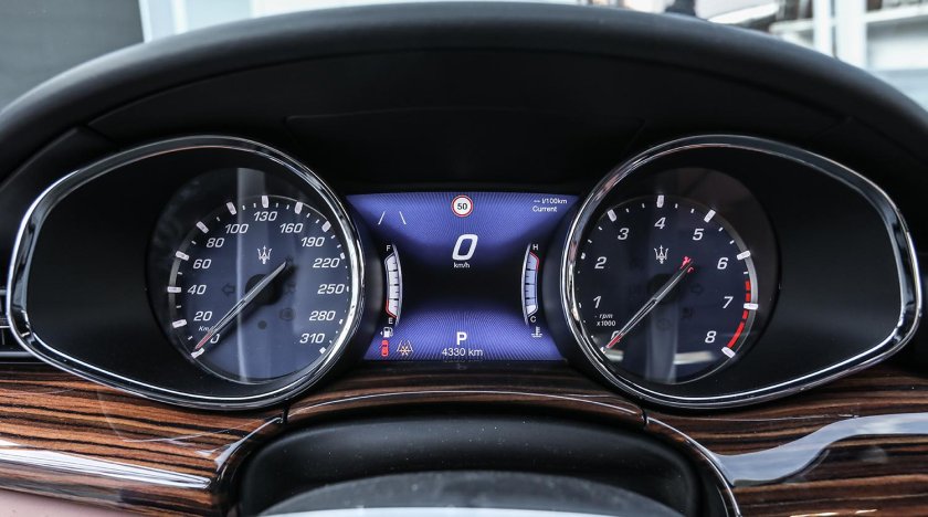 Приборная панель Мазератти