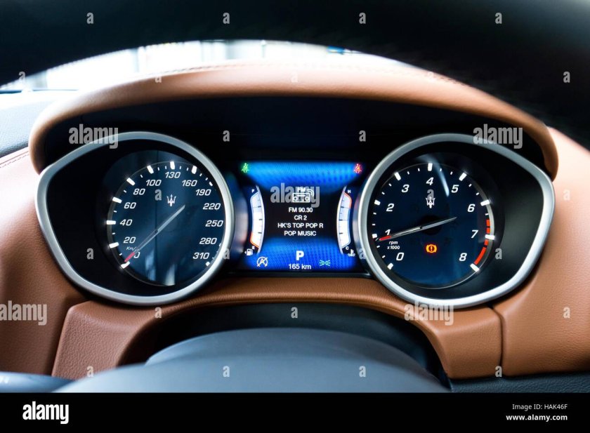 Приборная панель Мазерати гибли