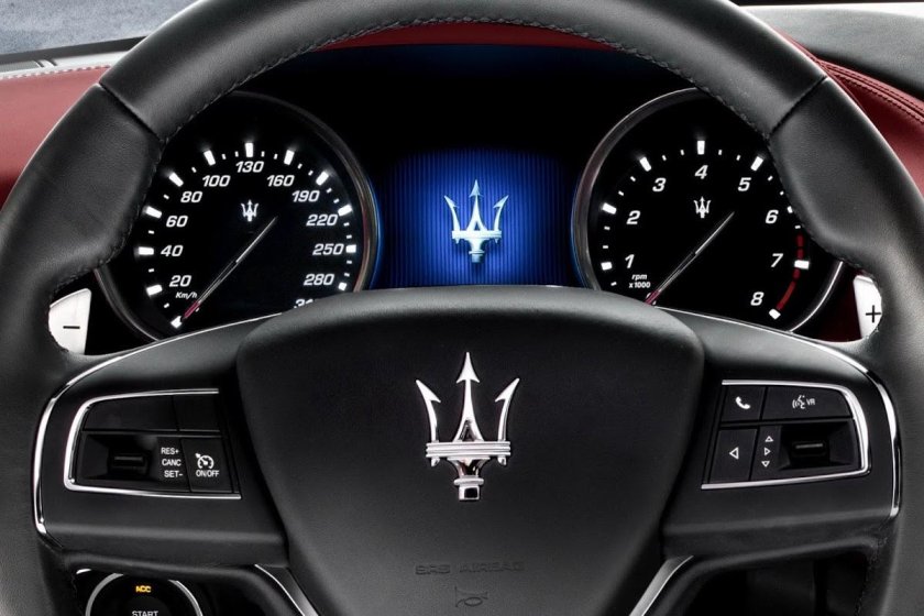 Maserati mc20 панель приборов