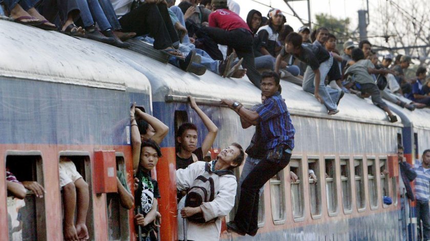 Поезда в Индии с людьми на крыше