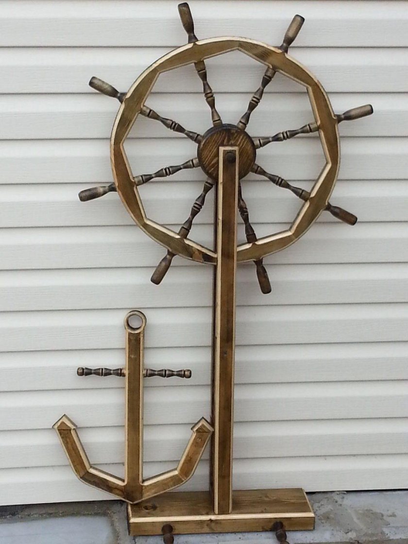 Штурвал деревянный на стойке