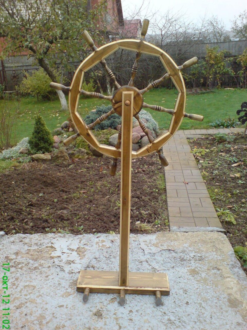 Штурвал деревянный на стойке