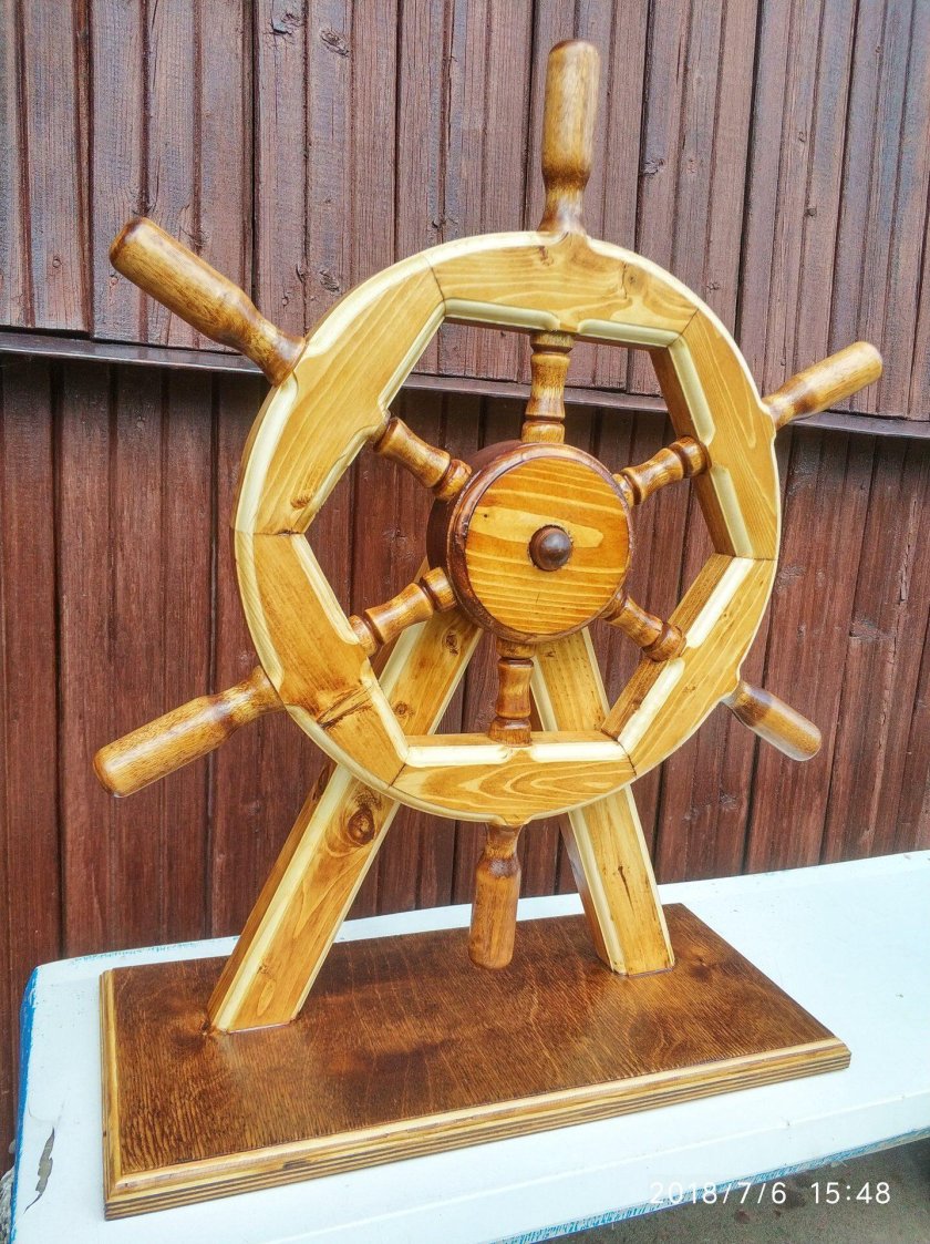 Штурвал деревянный на стойке
