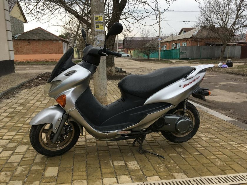 Скутер Сузуки 150 кубов