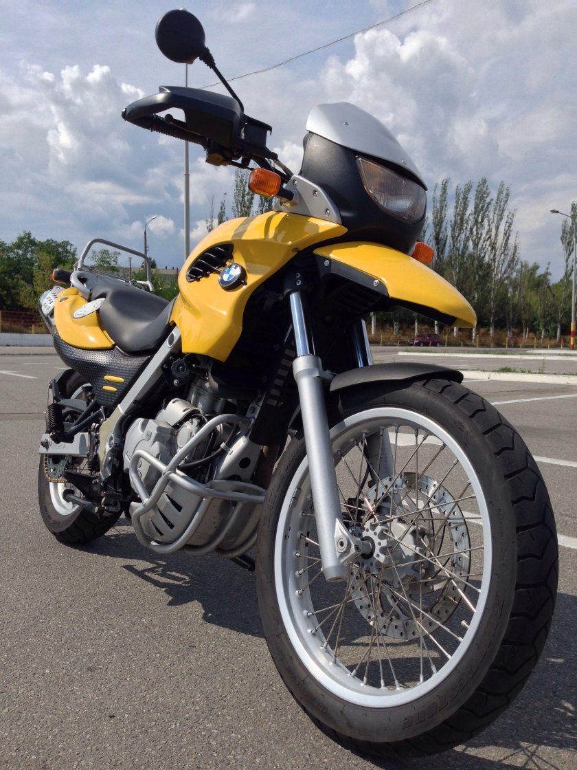Желтая фара на мотоцикле