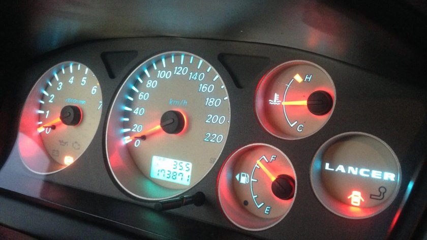 Панель приборов Мицубиси Лансер 9