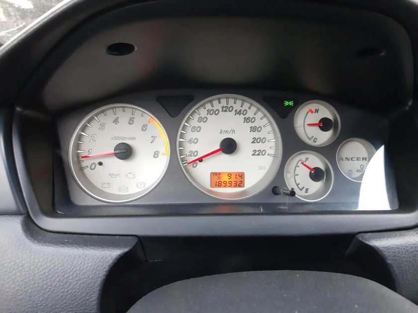 Mitsubishi Lancer Evolution 9 приборная панель