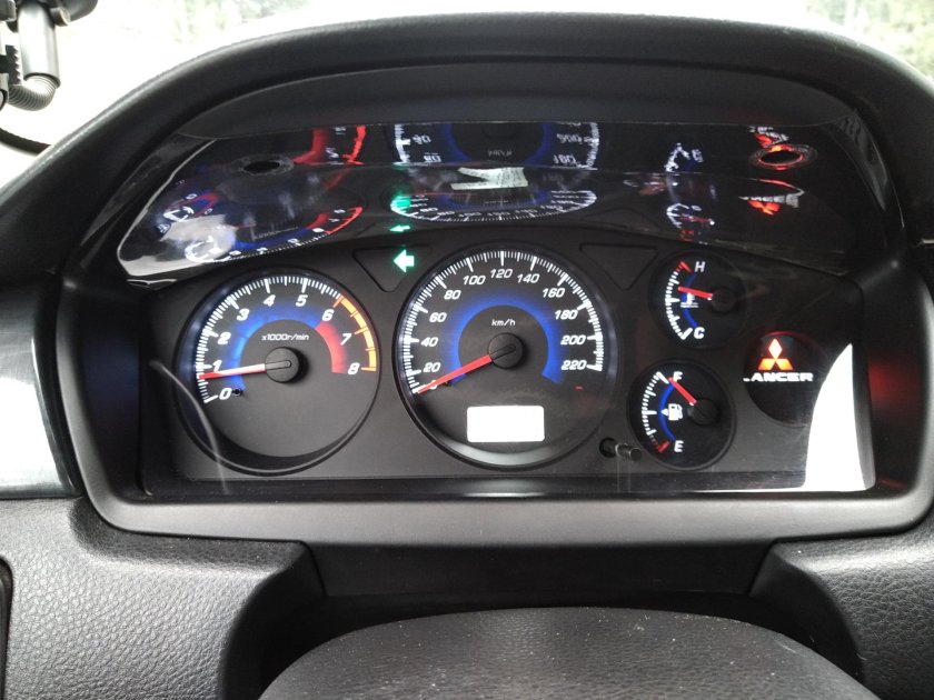 Приборка Lancer 9