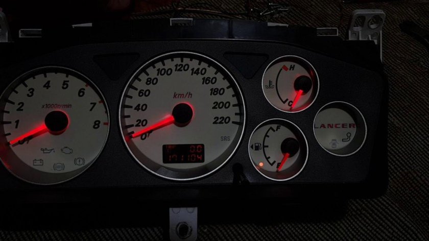 Панель приборов Mitsubishi Lancer 9