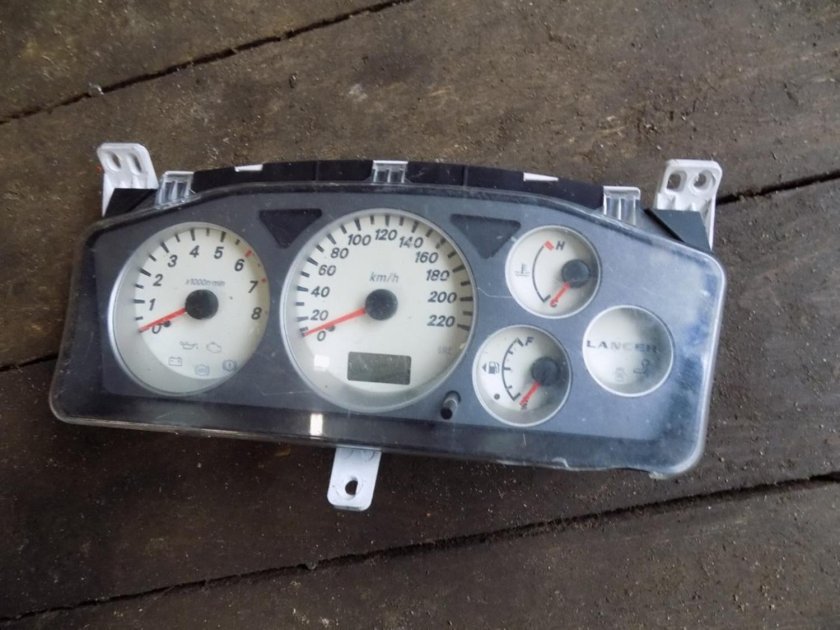 Накладка на приборную панель Мицубиси Лансер 9