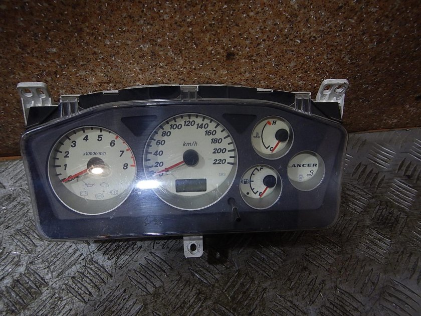 Mitsubishi Lancer приборная панель