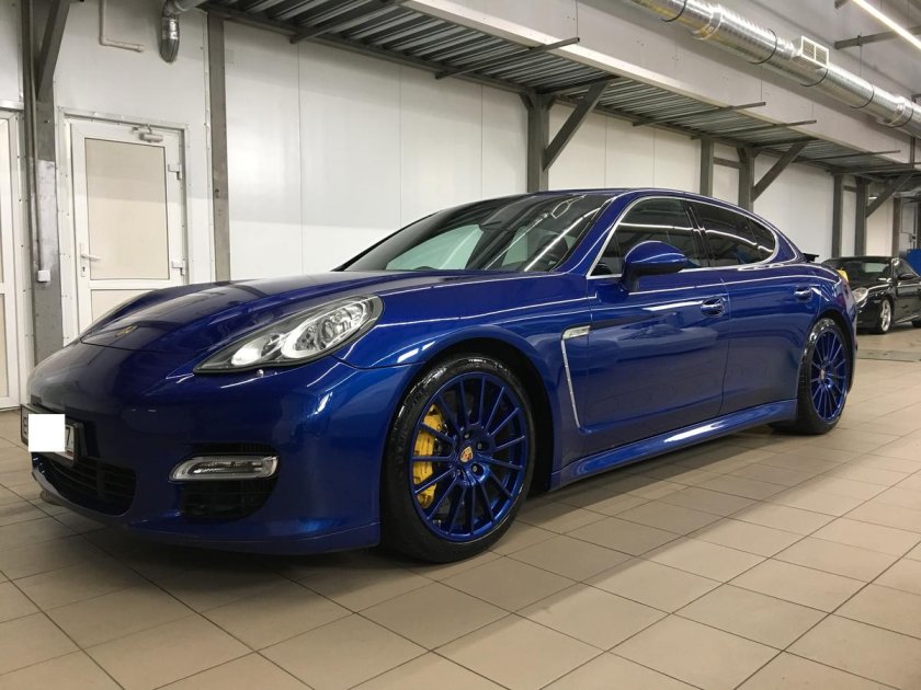 Синяя Porsche Panamera 4 s