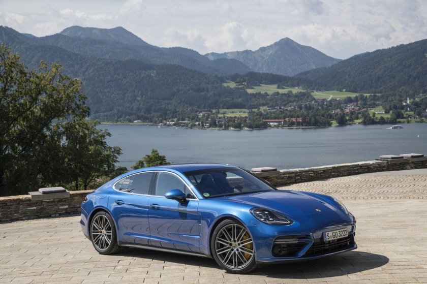 Порше Панамера 2016