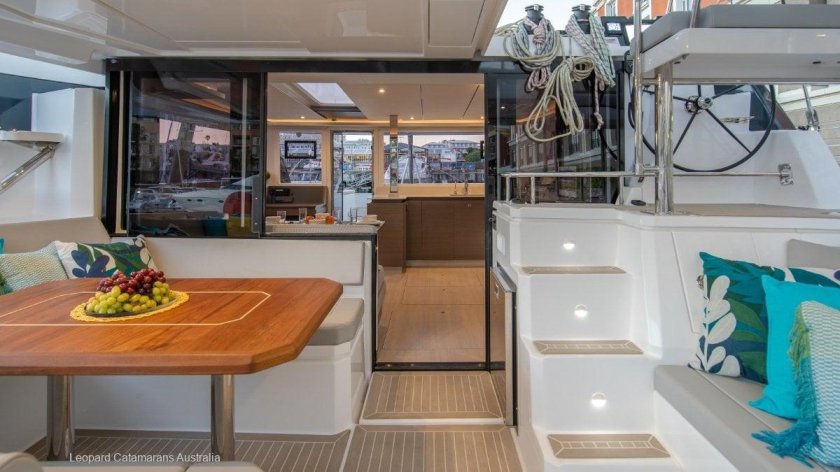 Леопард 42 катамаран