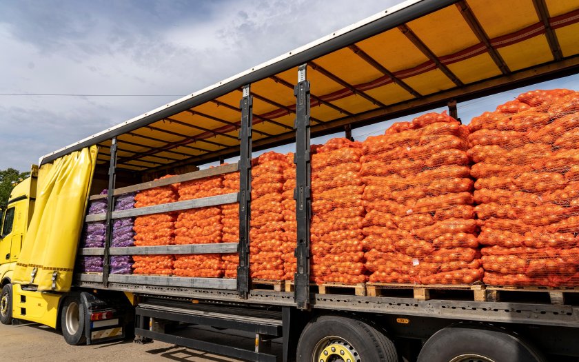 Машина загруженная паллетами