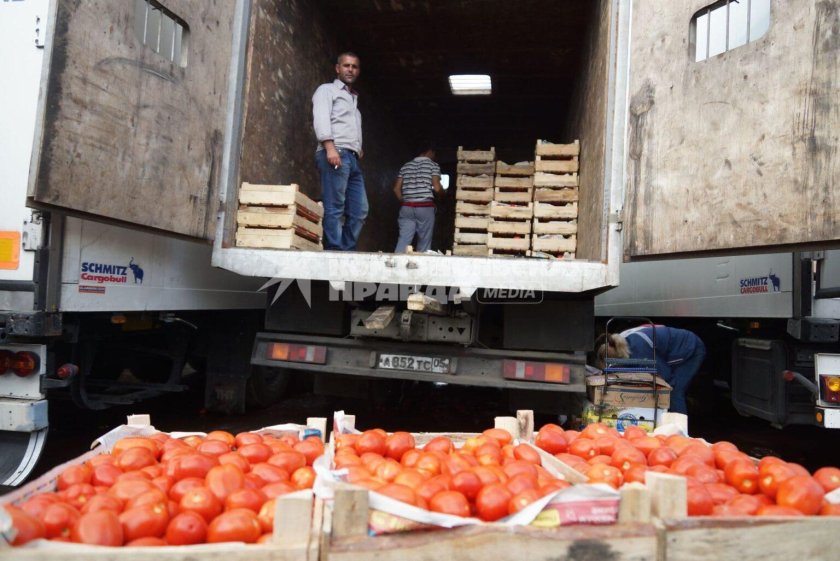 Фура с овощами и фруктами