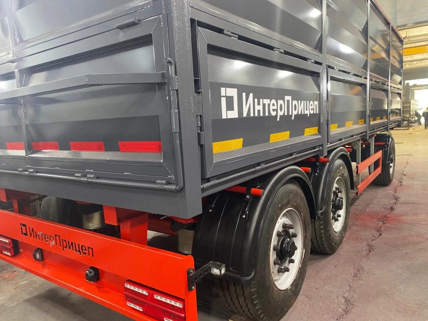 Прицеп зерновоз трехосный