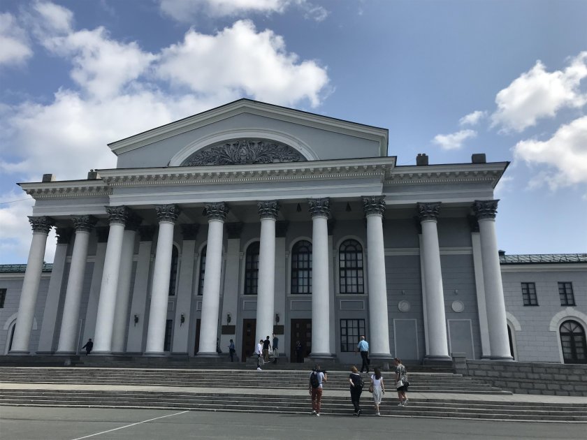 Центральный вход