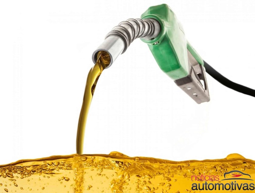 Бензин льется