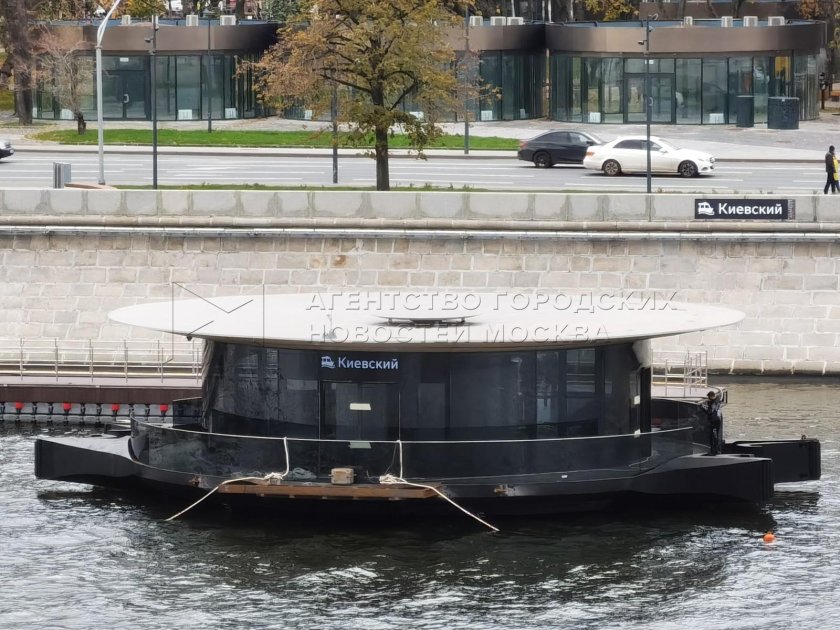 Киевский причал электросуда