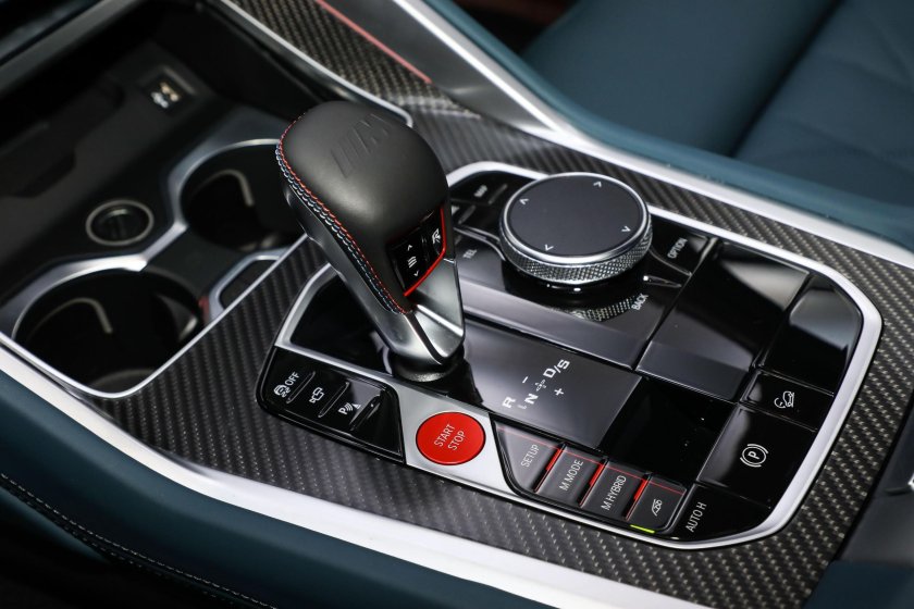 BMW XM автомобиль