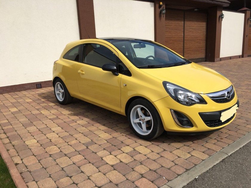 Опель Корса желтая колор эдишн