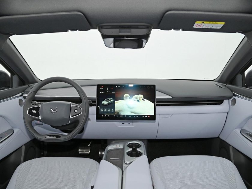 Тесла модел 3 салон