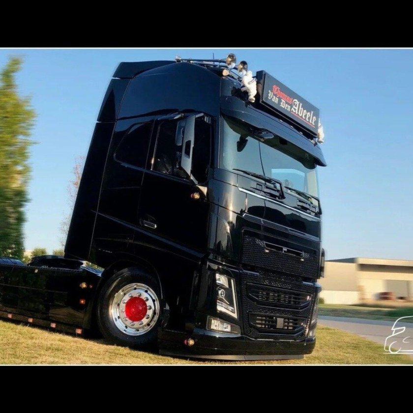 Черная Вольво грузовик