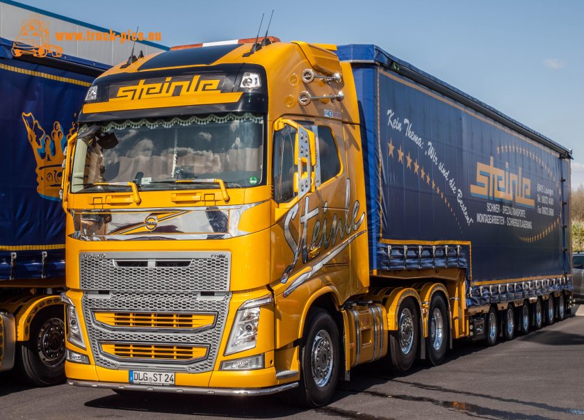 Желтый тягач Вольво