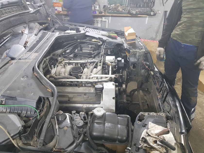 Подкапотка ворлд Маверик 2.3