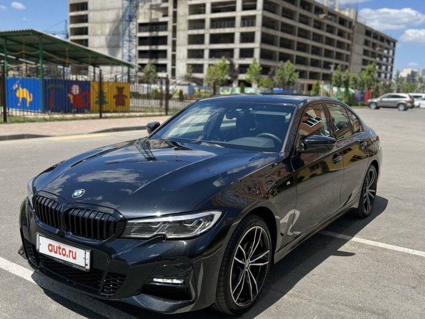 BMW 320i черная