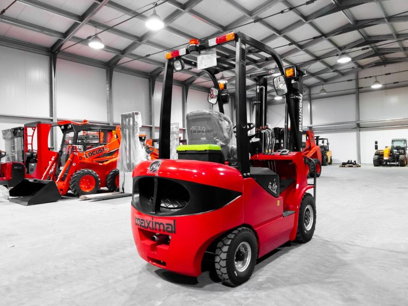 Вилочный погрузчик красный