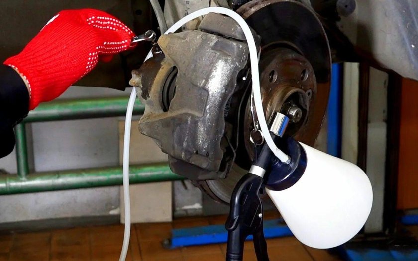 Приспособление для замены тормозной жидкости