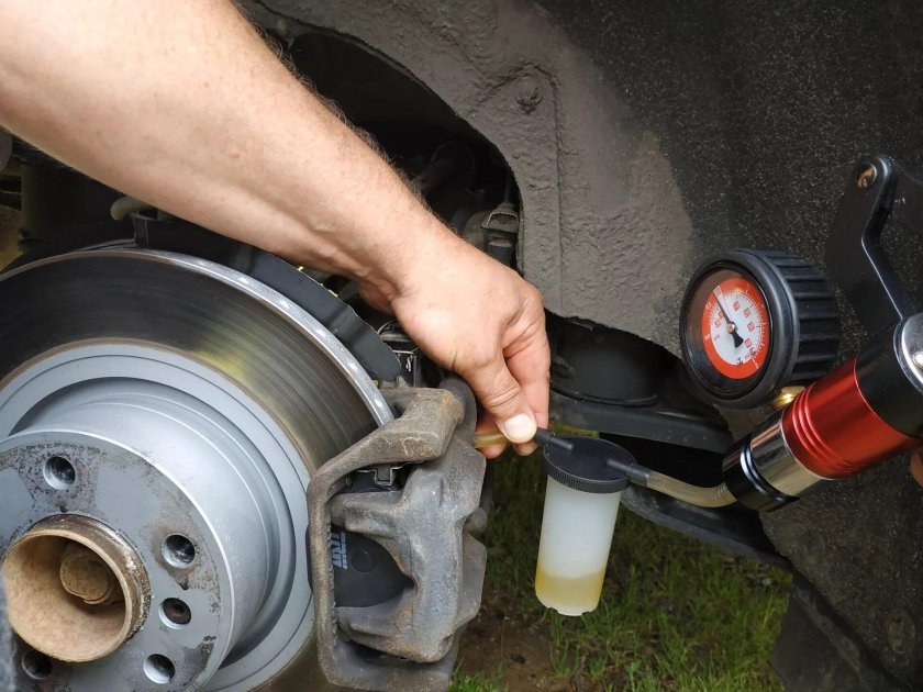 Аппаратная замена тормозной жидкости