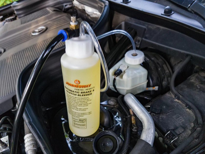 Приспособление для прокачки тормозов Jonnesway ae300173