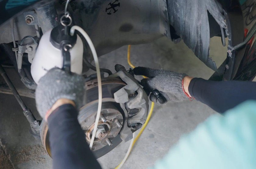 Емкость для замены тормозной жидкости