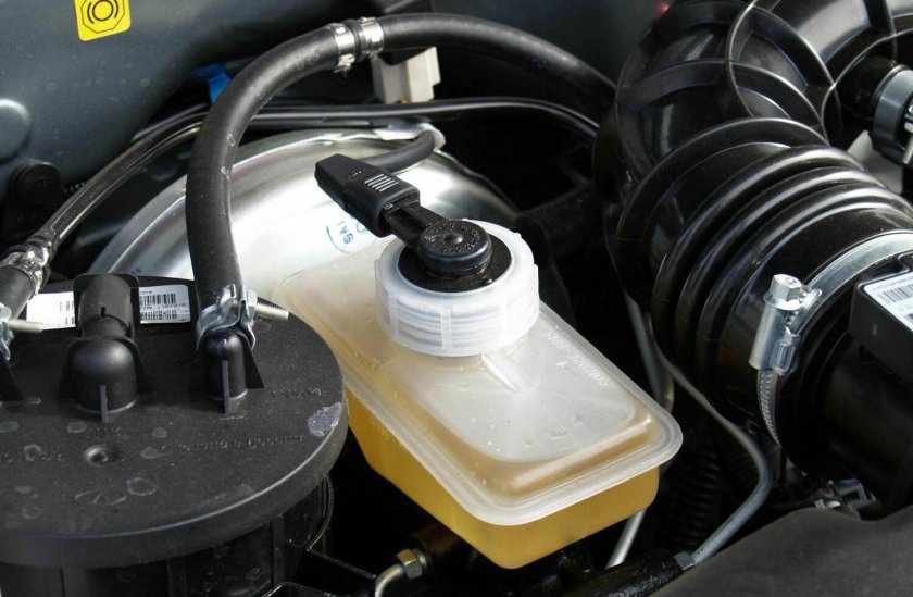 Как заменить тормозную жидкость