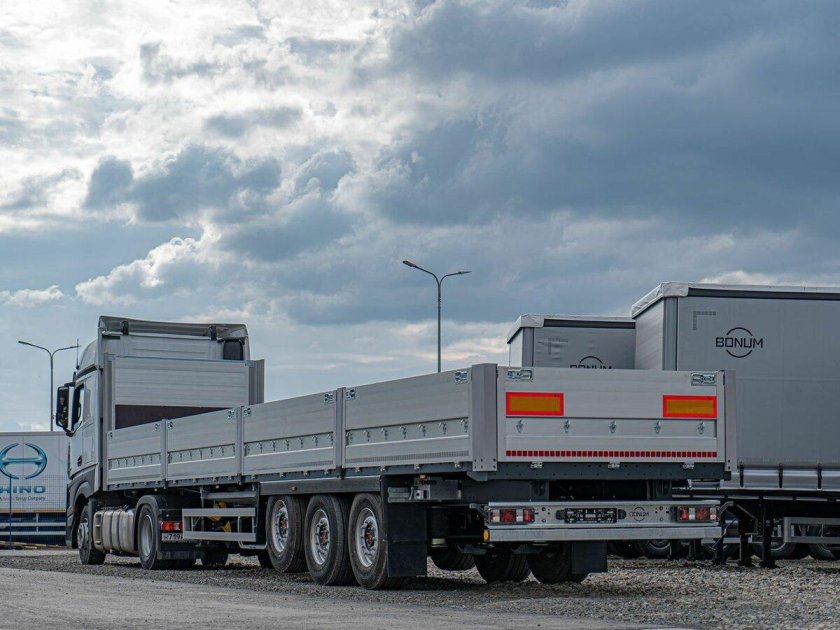 Бортовой полуприцеп Bonum