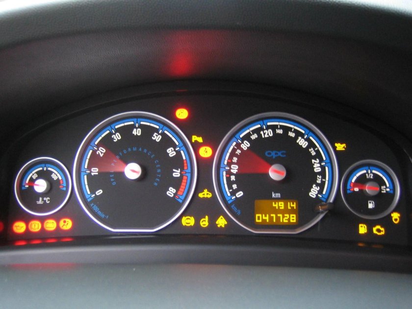 Лампочка сигнализатор на панели приборов на Опель Вектра с дизель 2