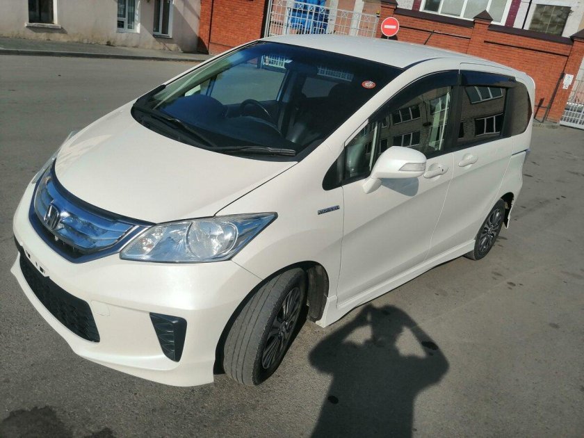 Honda freed белый перламутр