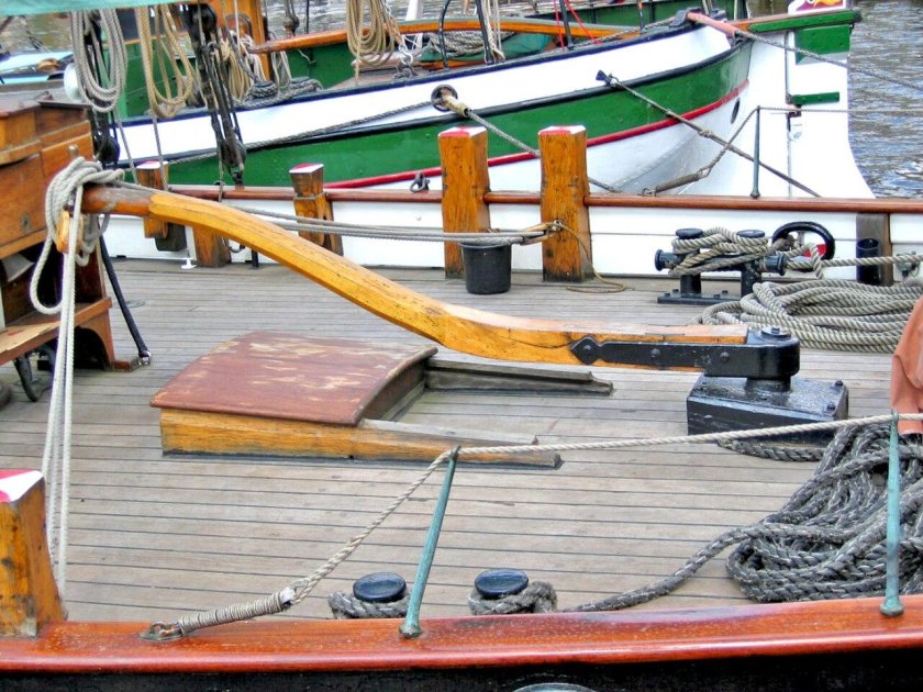 Румпель на парусной яхте