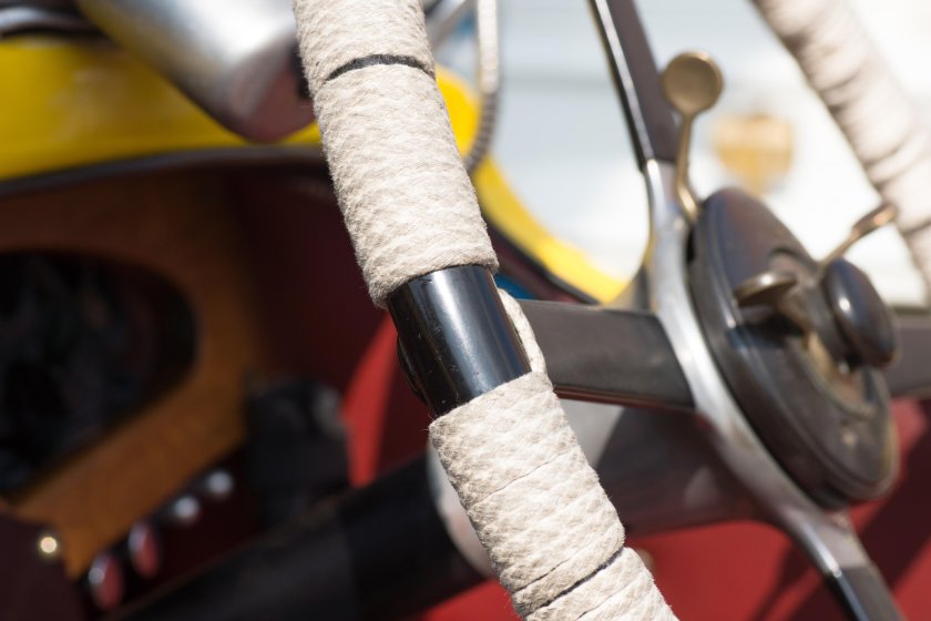 Велосипедный руль в машине