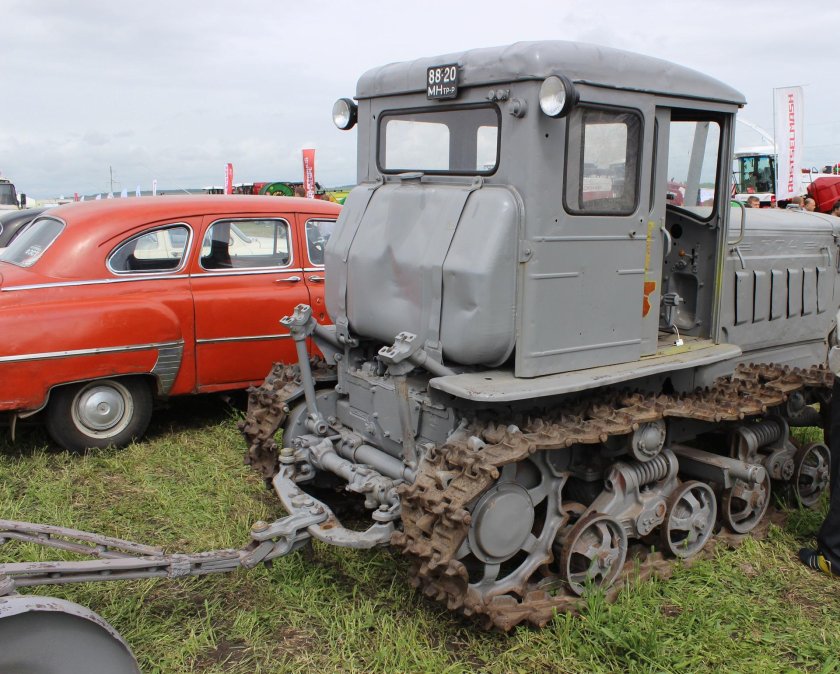 Трактор ХТЗ гусеничный т-74