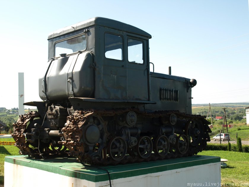 Трактор Беларусь на памятник