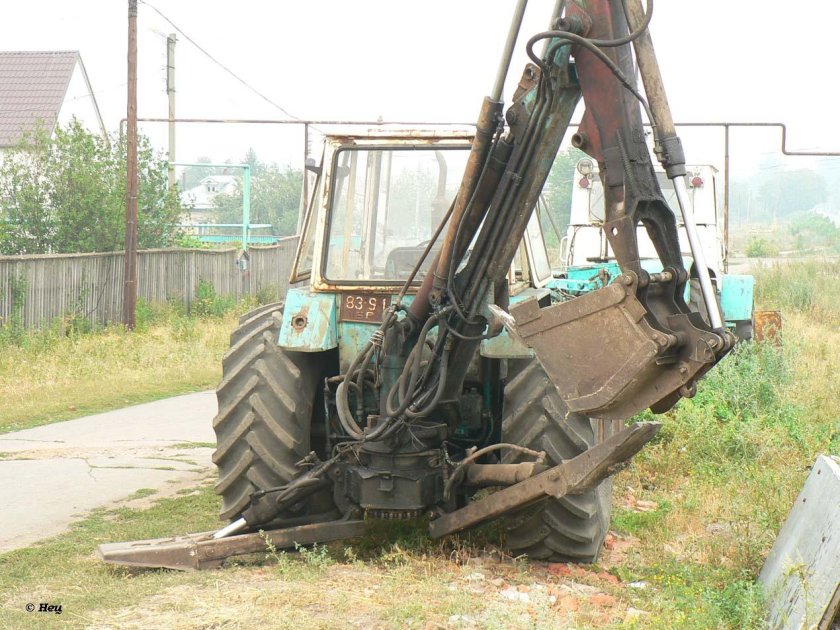 Экскаватор-погрузчик ЮМЗ ЭО 2106