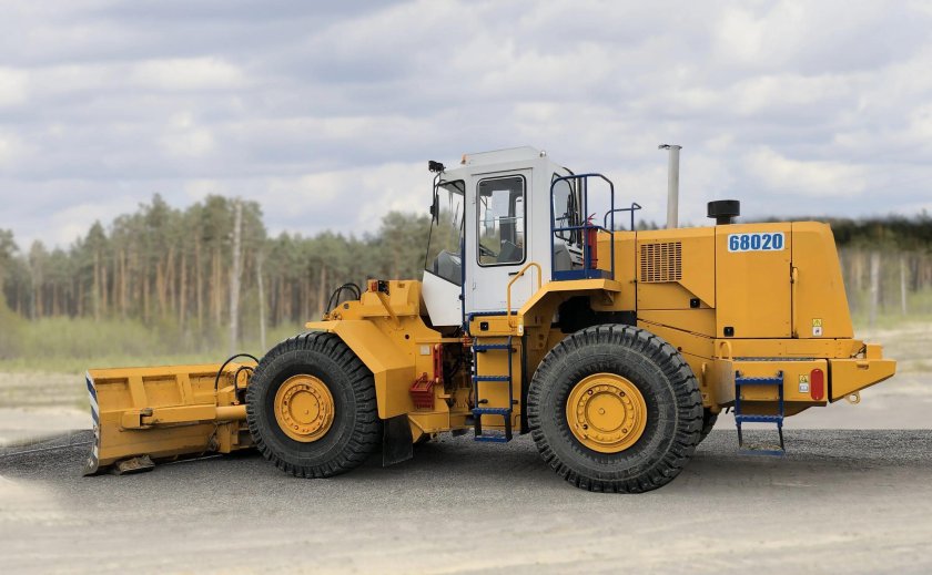 Колесный бульдозер МОАЗ-68020